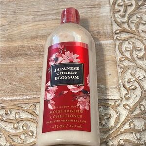 Bath & Body Works Japanese Cherry Blossom Conditioner - Red and Cream